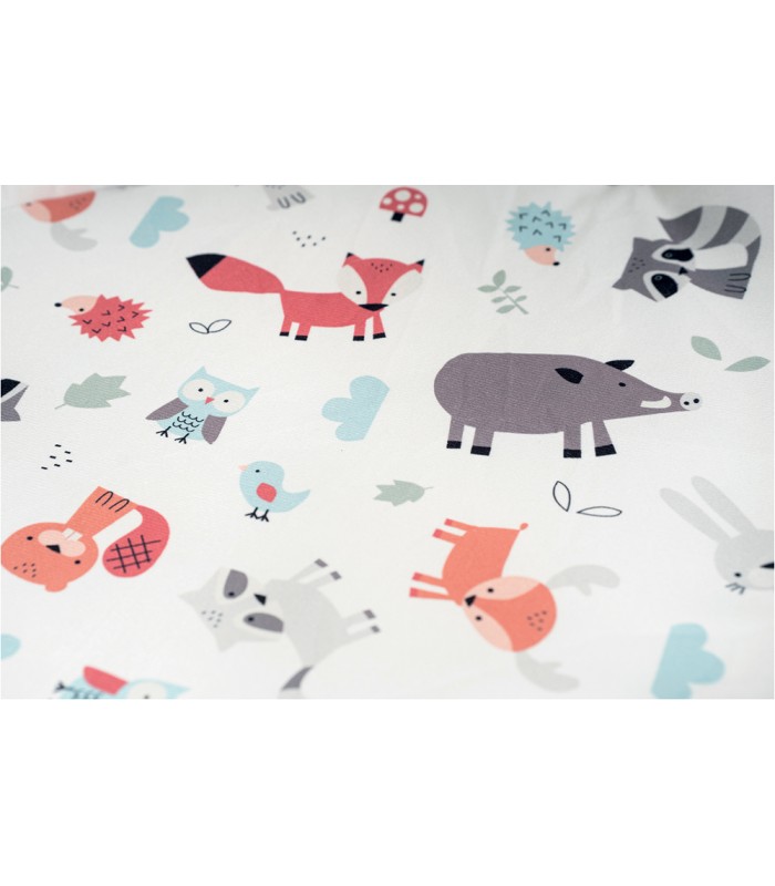 Alfombra reversible Olmitos con estampado de zorros, jabalíes y mapaches en colores suaves sobre fondo blanco.