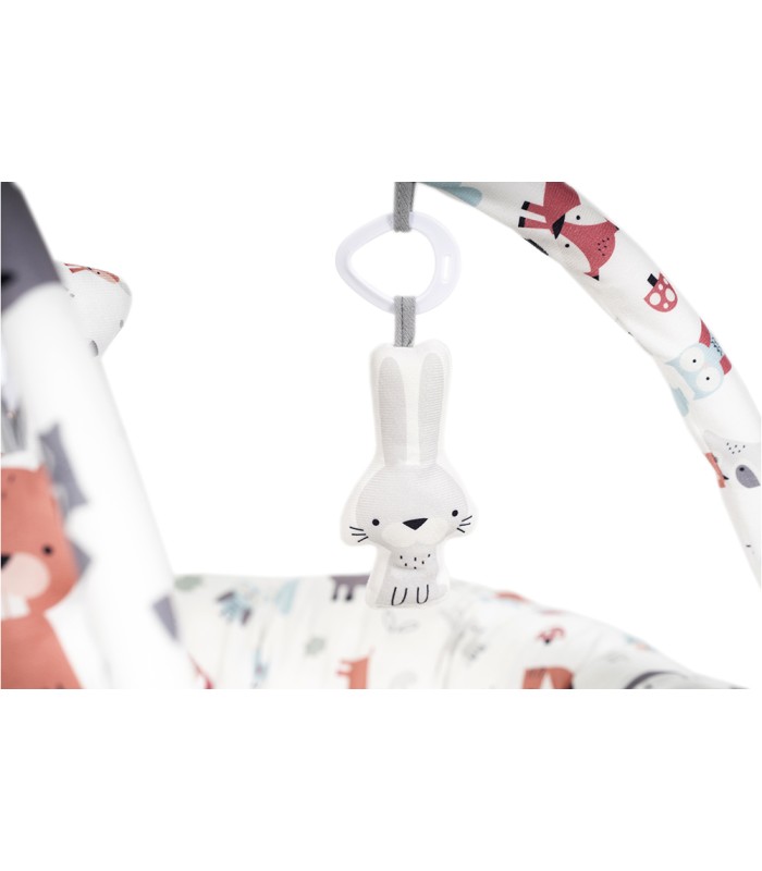 Alfombra reversible Olmitos con arco de tela estampado de zorros y un suave juguete blanco colgante.