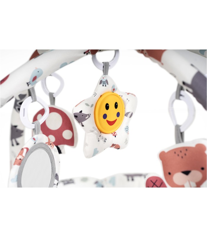 Arco de juegos Olmitos con juguetes colgantes de tela: estrella sonriente, seta roja, osito y espejo de seguridad.