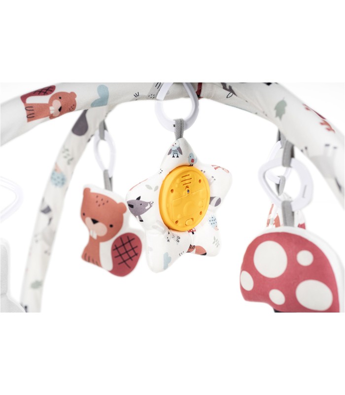 Arco de la alfombra Olmitos con peluches colgantes de un zorro, un sol amarillo y una seta roja con motas blancas.