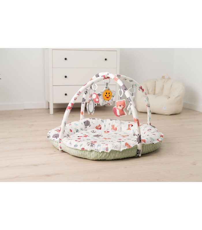 Alfombra de actividades Olmitos redonda y blanca con dibujos, arcos acolchados y juguetes colgantes de colores.