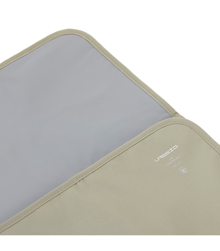 Cambiador portátil Lässig de tela suave en color beige y gris, con bordes redondeados y diseño acolchado.