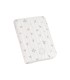 Portadocumentos Lässig rectangular de tela blanca con un suave estampado de estrellas y rayas grises verticales.