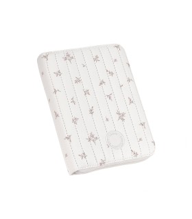 Portadocumentos Lässig rectangular de tela blanca con un suave estampado de estrellas y rayas grises verticales.