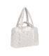 Bolso de maternidad Nalea de Lässig, rectangular y acolchado en color blanco con un delicado estampado de flores y asas largas.