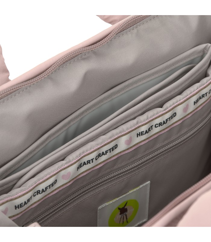 Interior de la mochila Minoa rosa con amplios compartimentos grises y bolsillos organizadores de tela suave.