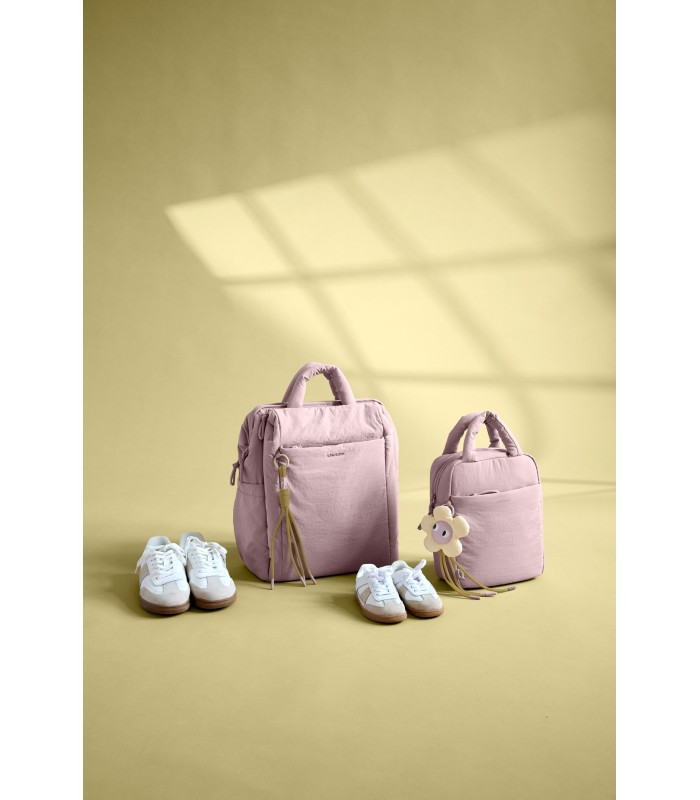 Mochila maternal Minoa de Lässig en color lila, con diseño rectangular acolchado y prácticas asas de mano.