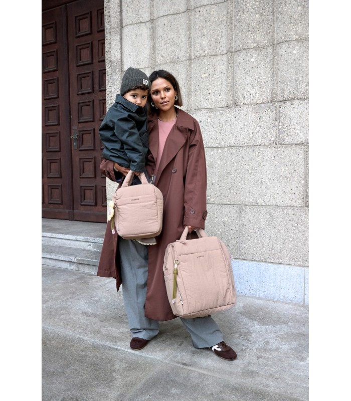 Mochila maternal Minoa de Lässig en rosa suave, con diseño rectangular, asas superiores y tejido de acabado mate.