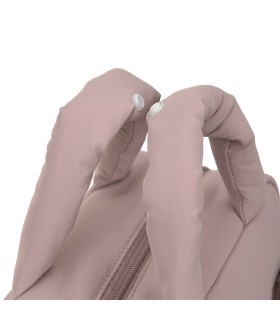 Mochila mini Minoa Lässig rosa con asas superiores acolchadas y suaves, unidas por un pequeño botón blanco central.
