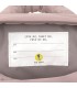 Etiqueta blanca en el interior de la mochila rosa acolchada con espacios para escribir el nombre y contacto.