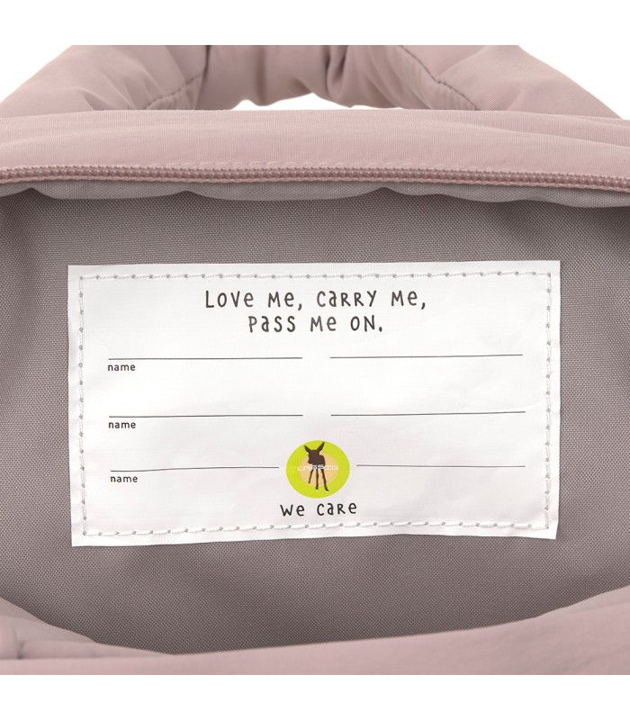 Etiqueta blanca en el interior de la mochila rosa acolchada con espacios para escribir el nombre y contacto.