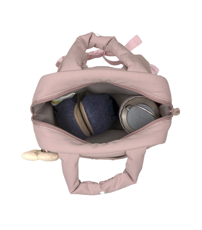 Mochila mini Minoa rosa palo abierta, mostrando su interior acolchado con un estuche azul y un bote metálico.