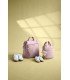 Mochila mini Minoa Lässig de color rosa con textura acolchada, diseño compacto y asas superiores resistentes en dos tamaños.