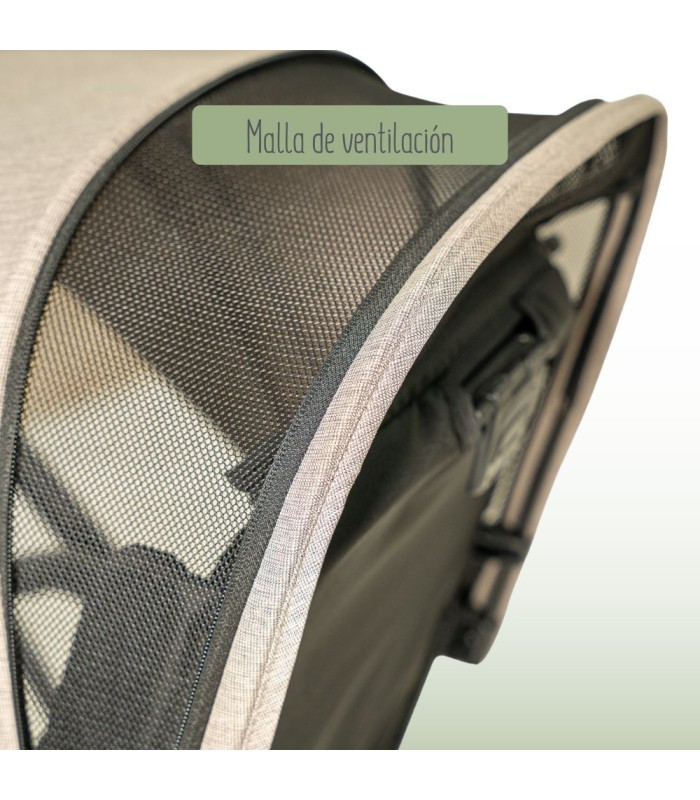 Detalle de la rejilla de ventilación en malla negra sobre la capota de tela color arena de la silla Eolia Niu.
