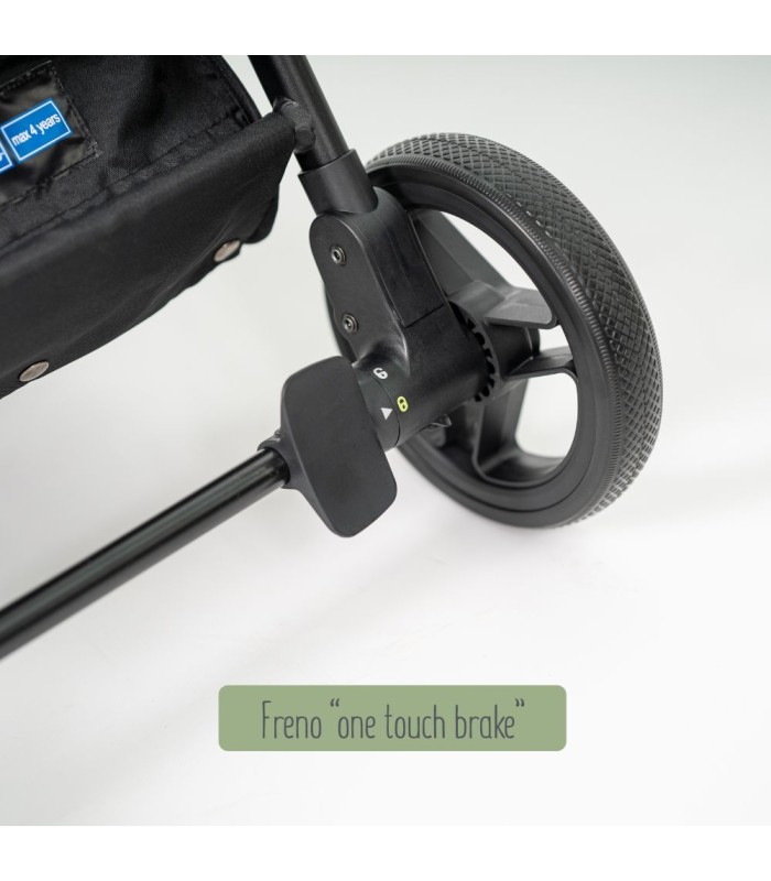 Detalle del freno de pie y la rueda trasera negra de la silla Eolia Niu, con chasis de metal oscuro.