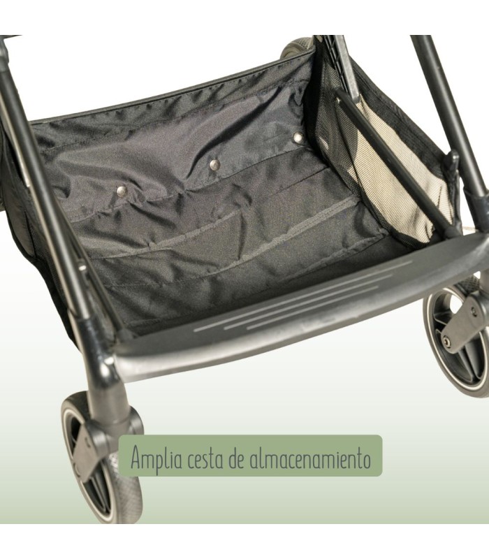 Cesta de tela negra de gran capacidad situada en la parte inferior del chasis oscuro de la silla de paseo Eolia Niu.