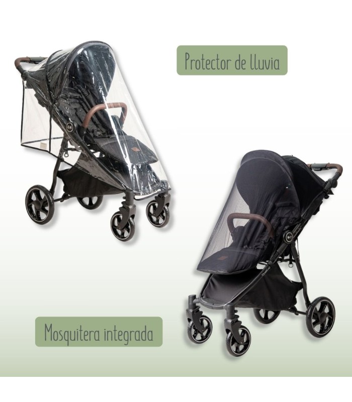 Silla VentT+ Niu gris con manillar marrón, equipada con protector de lluvia transparente y mosquitera negra.