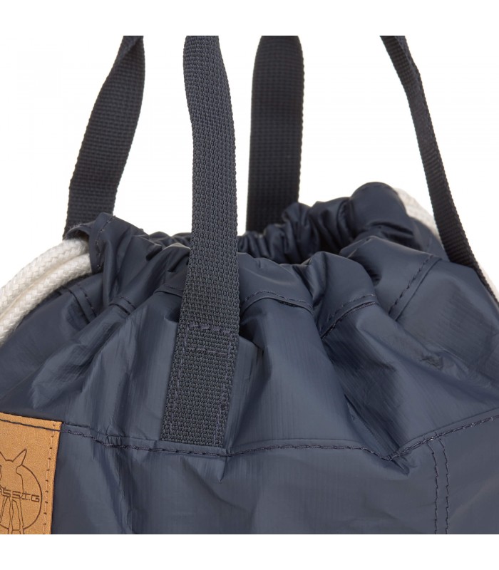 Mochila Tyve String Lässig de color azul marino con cierre de cordón fruncido, correas negras y detalle de etiqueta marrón.