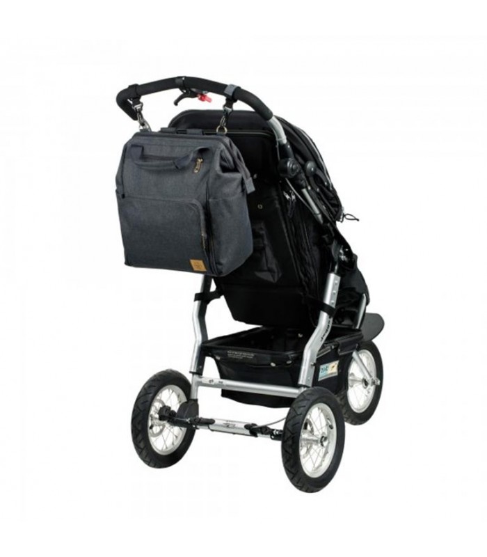 Bolso mochila Glam Goldie gris antracita de Lässig, colgado del manillar de un carrito de bebé negro.